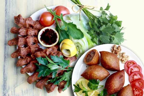 Kibbeh und türkische Cigkofte — Stockfoto