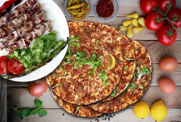 Jehněčí na skewither a Lahmacun — Stock fotografie