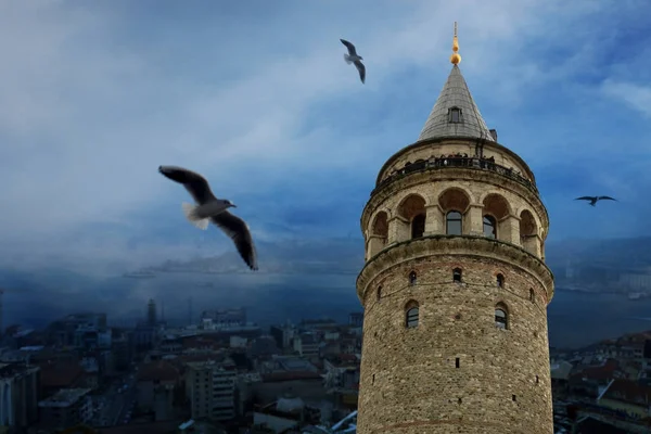 Πύργος Του Γαλατά Πέρα Από Χρυσό Κέρατο Στην Κωνσταντινούπολη — Φωτογραφία Αρχείου