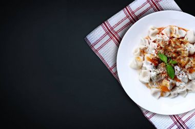 Geleneksel Türk yemekleri tabakları. Manti (Türk mantısı) domates soslu.