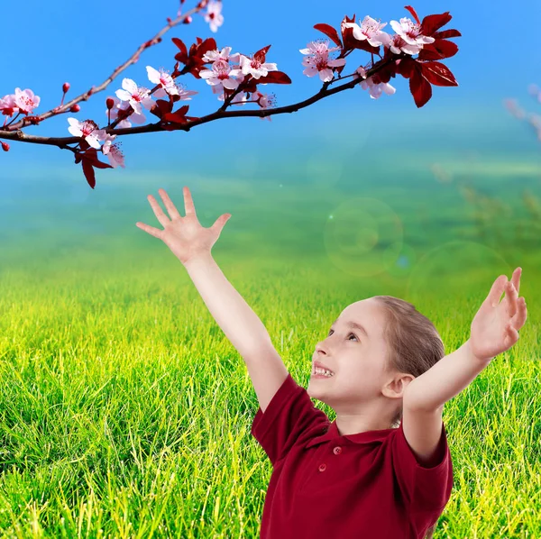 Niño Sonriente Con Alegría Felicidad Comienzo Primavera —  Fotos de Stock