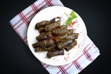 plaka üzerinde doldurulmuş yaprakları