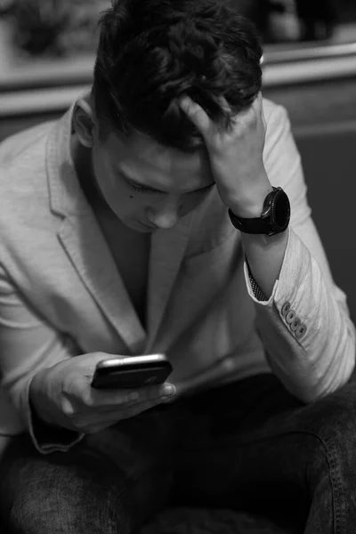   Genç adam çağırıyor.