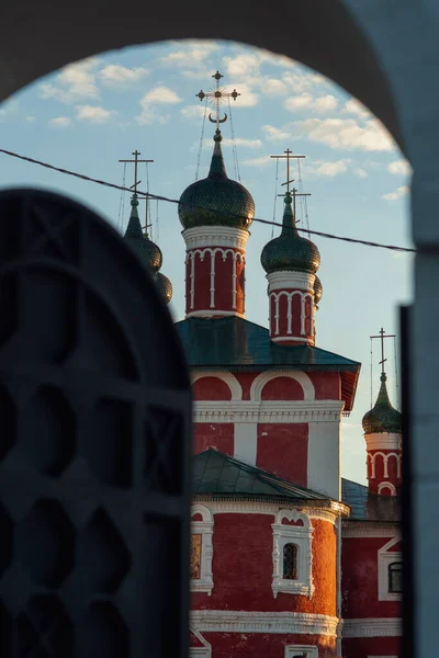 Bir aralık kapısından güzel bir kırmızı kilise manzarası açılıyor.