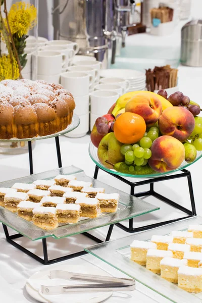 Mesa con pastel y fruta —  Fotos de Stock