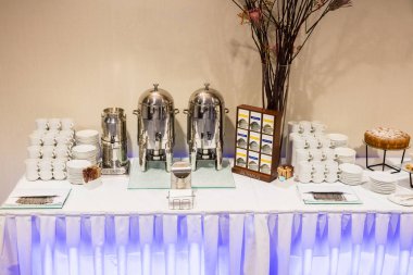 Kahve ve çay içeren bir tablo