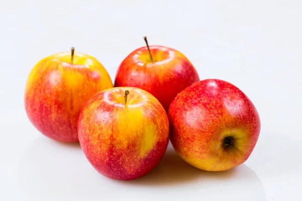 beyaz arkaplanda elmalar