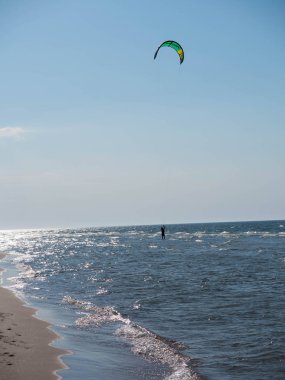 Uçurtma denizde sörf yapıyor.