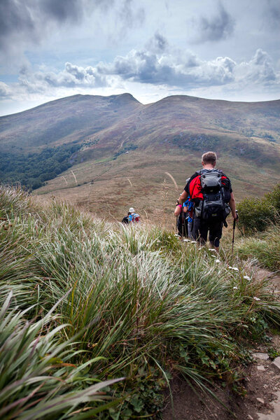 Туристы на высоких горных лугах
