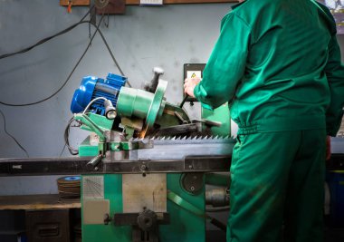 Çalışanın Testere Bıçakları