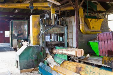 Küçük bir fabrika içinde kesme şort