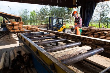 İşçi el testere ile