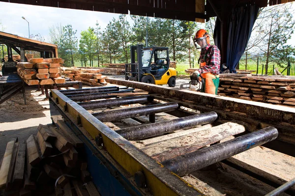 İşçi el testere ile