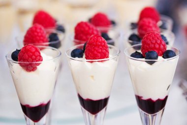 Cam Kavanoz içinde sağlanan renkli tatlılar