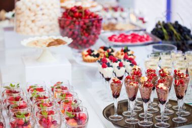 Cam Kavanoz içinde sağlanan renkli tatlılar