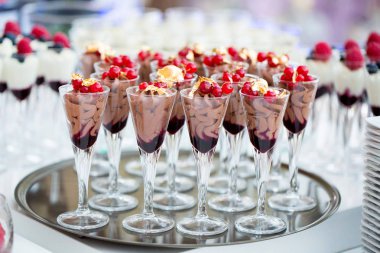 Cam Kavanoz içinde sağlanan renkli tatlılar