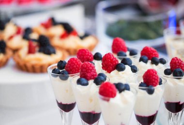 Cam Kavanoz içinde sağlanan renkli tatlılar