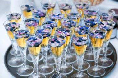 Bir cam tepsi üzerinde renkli içecekler