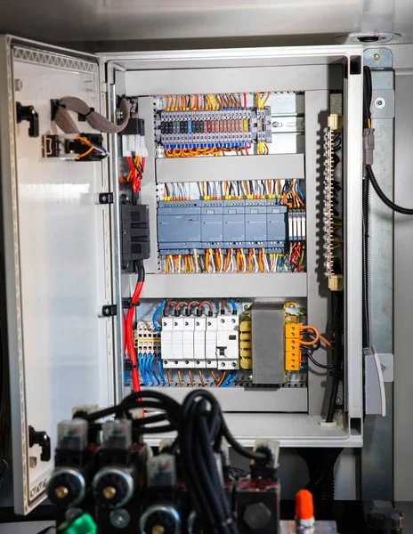 Power supply kabinet met zekeringen en controles — Stockfoto