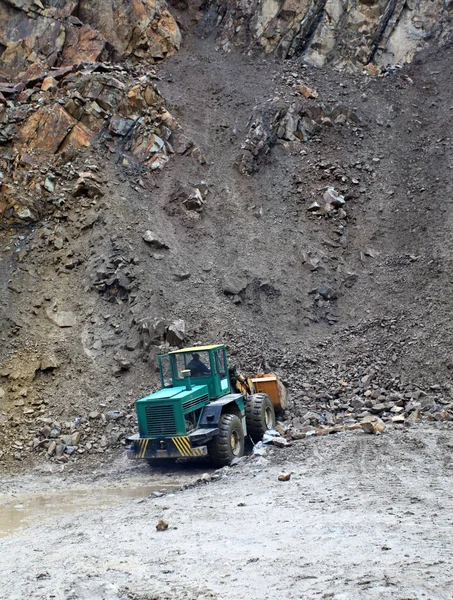 Loading aggregate in the quarry — Stock Photo, Image