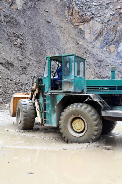 Loading aggregate in the quarry — Stock Photo, Image