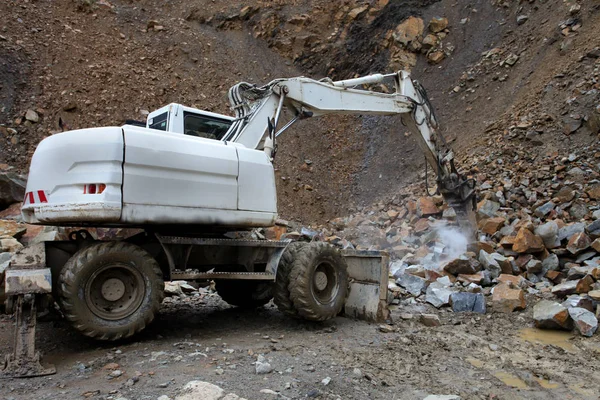 Beredning av rock avfall i stenbrottet — Stockfoto
