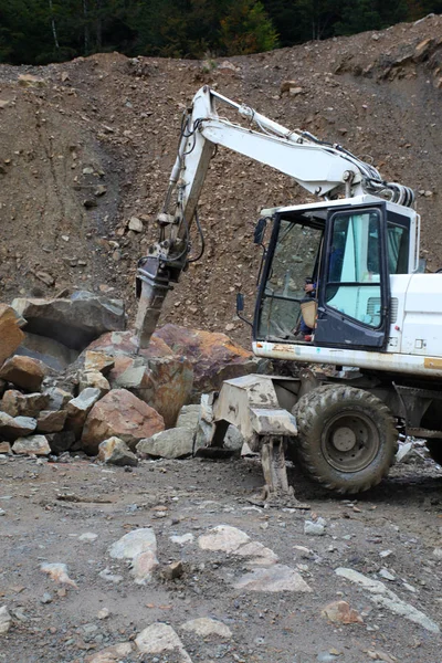 Voorbereiding van rock afval in de steengroeve — Stockfoto