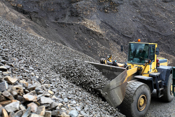 Loading aggregate in the quarry