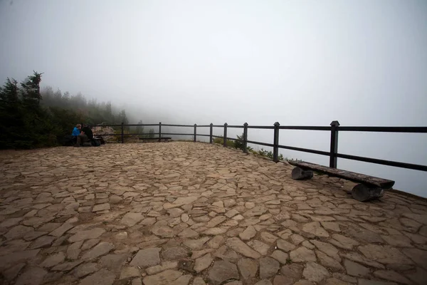 Turistas na trilha da montanha na névoa — Fotografia de Stock