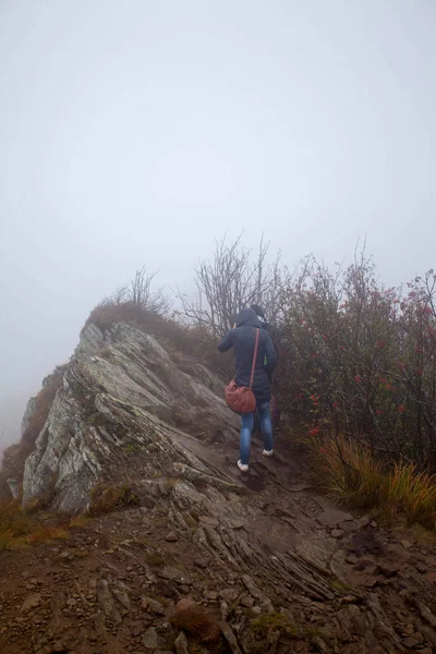 Turistas na trilha da montanha na névoa — Fotografia de Stock