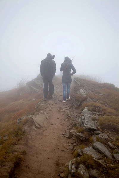 Turistas na trilha da montanha na névoa — Fotografia de Stock