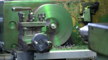 Metal için bir Torna üzerinde çalışıyor