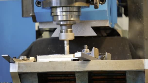 Werken op een metalen freesmachine — Stockvideo