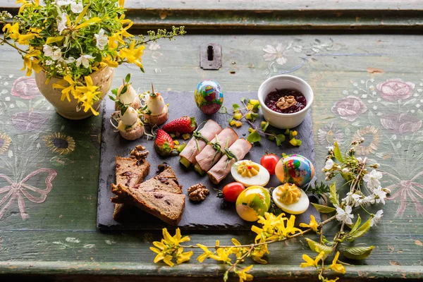 Wiosna i Christmas tabeli z tradycyjnymi potrawami — Zdjęcie stockowe