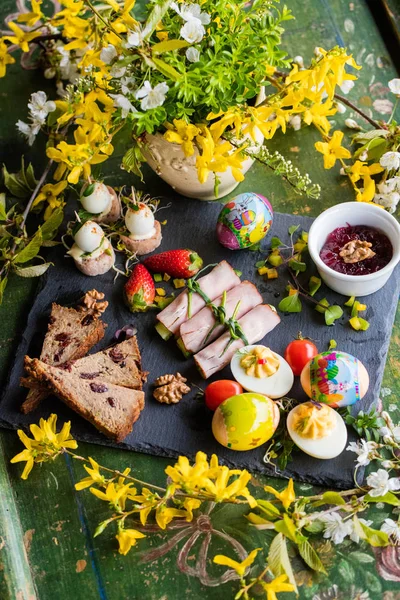Table de printemps et de Noël avec plats traditionnels — Photo