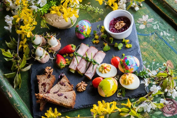 Tavolo primavera e Natale con piatti tradizionali — Foto Stock