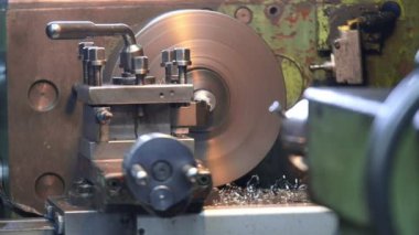 Metal için bir Torna üzerinde çalışıyor