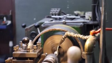 Metal için bir Torna üzerinde çalışıyor