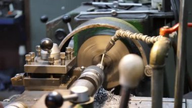 Metal için bir Torna üzerinde çalışıyor