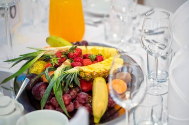 Bir cam tabakta meyve