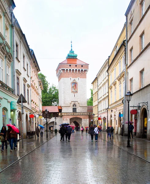 Krakow är gatan i regnet — Stockfoto