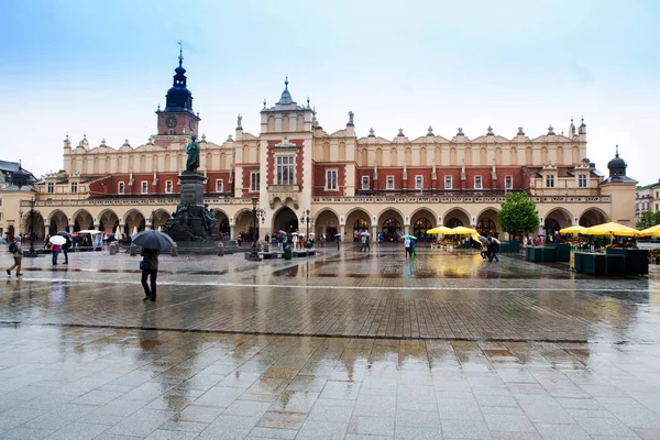 Mercato di Cracovia sotto la pioggia — Foto Stock