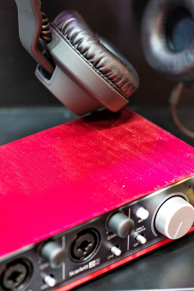 Наушники в магазине
