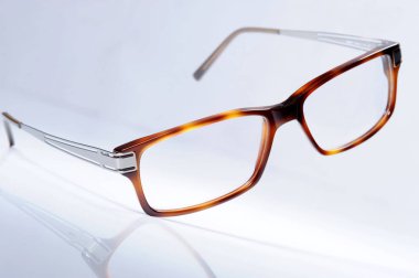 Beyaz bir tezgah üzerinde gözlük