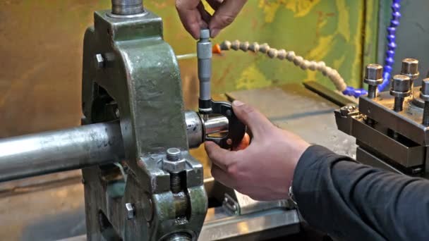 Trabalhando em um torno de metal — Vídeo de Stock