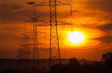 Güç hatları akşam gökyüzü arka planı