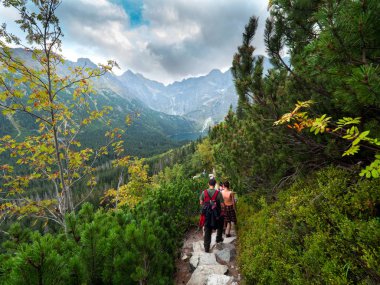 Dağlar turistlerin yaz panoraması