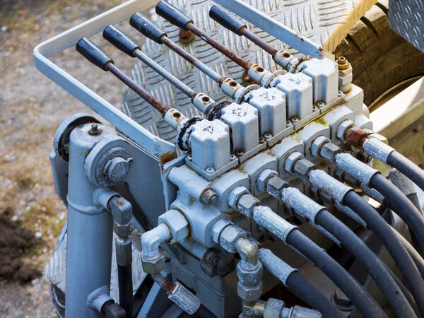 Hydraulic actuator controls used in construction machines