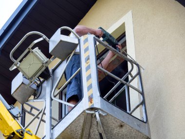 Duvardaki delik bir vinç ile tadilat işleri