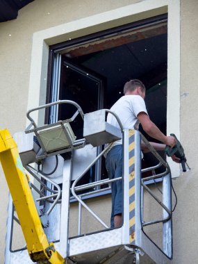 Duvardaki delik bir vinç ile tadilat işleri